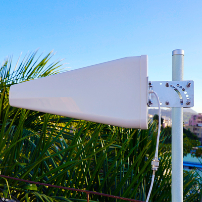 Antena periódica 700MHz do impulsionador do sinal 12dBi do log exterior a 2700MHz